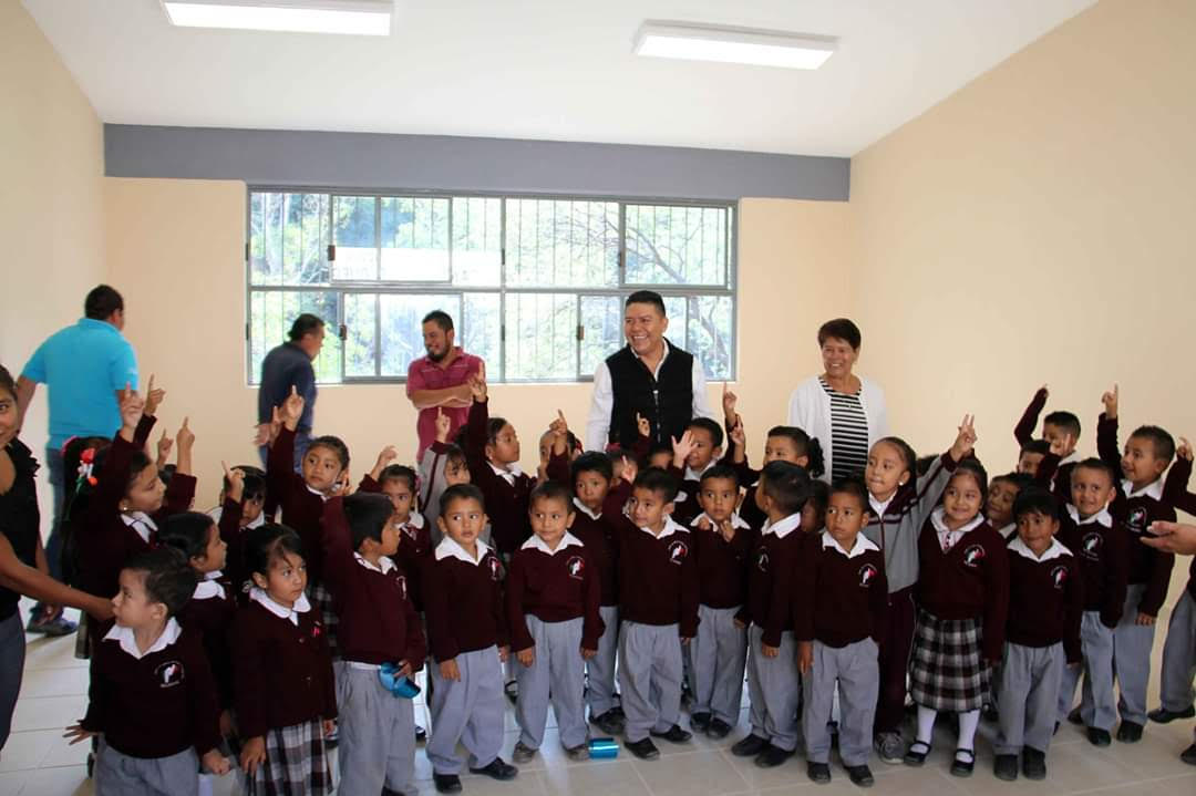 Juan Carlos Linares entrega aula escolar en la Plazuela