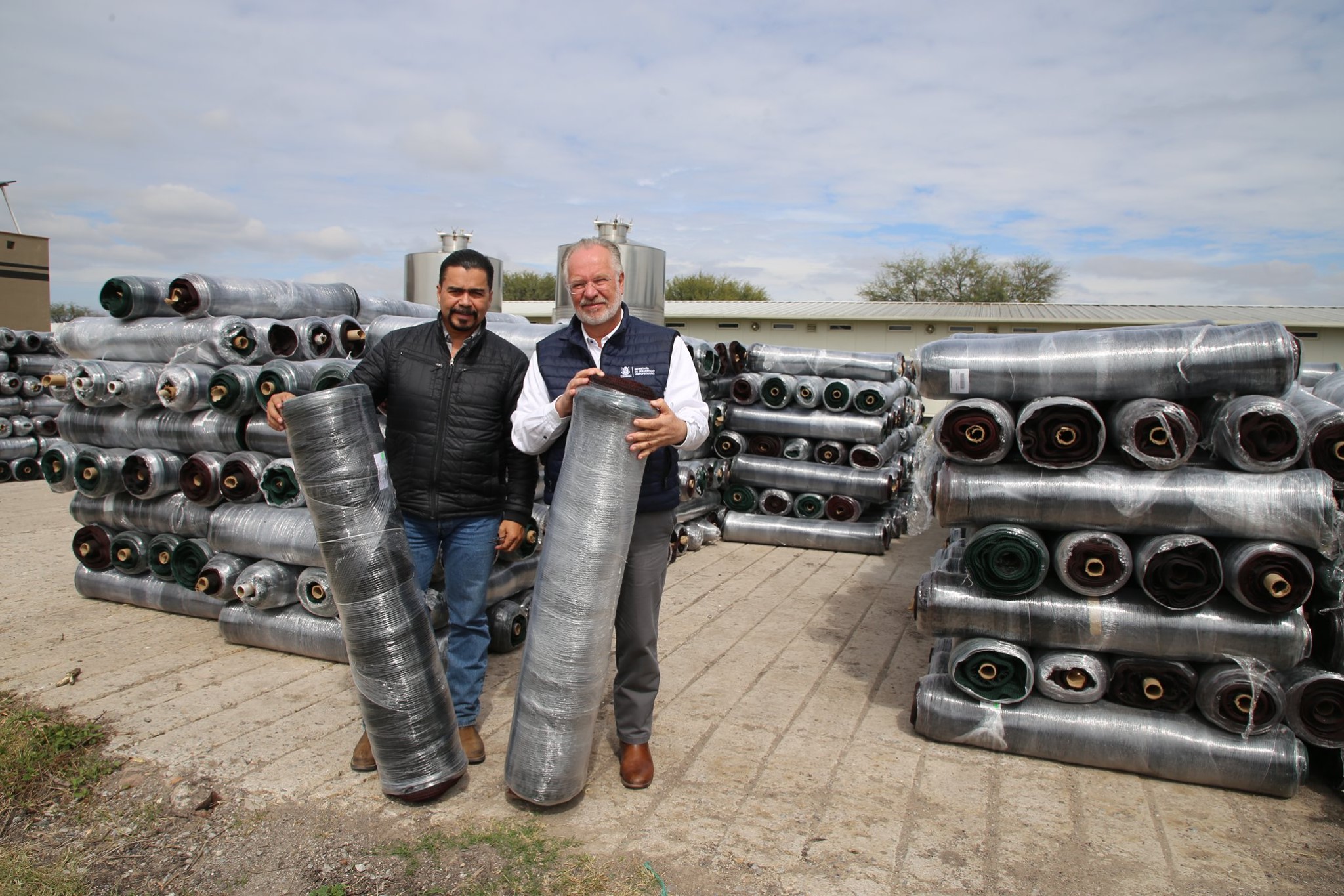 La SEDEA entrega Malla Antigranizo a productores vitivinícolas de Querétaro.