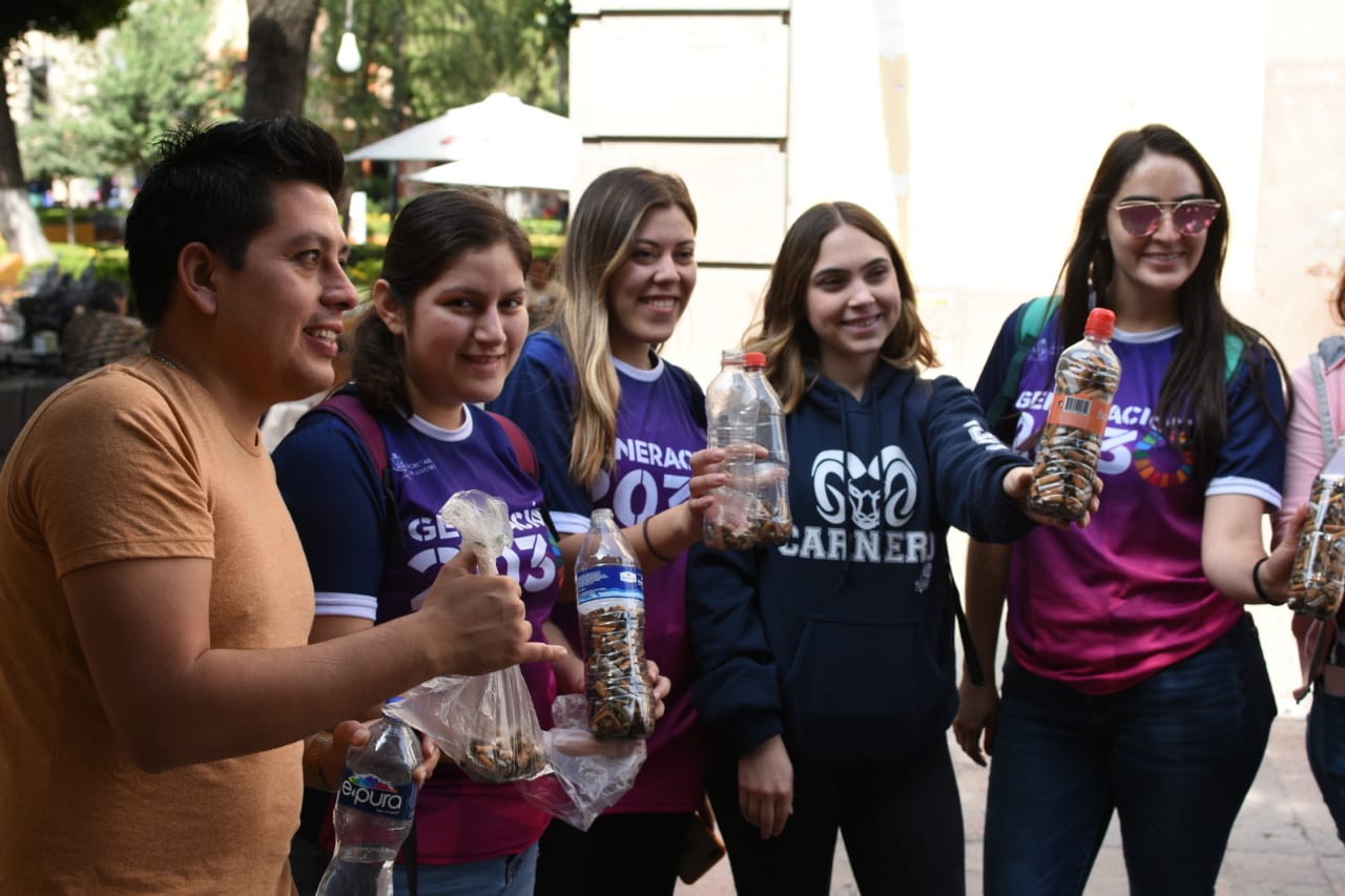 Jóvenes recolectan 10 mil colillas de cigarro en el Centro Histórico de Querétaro.