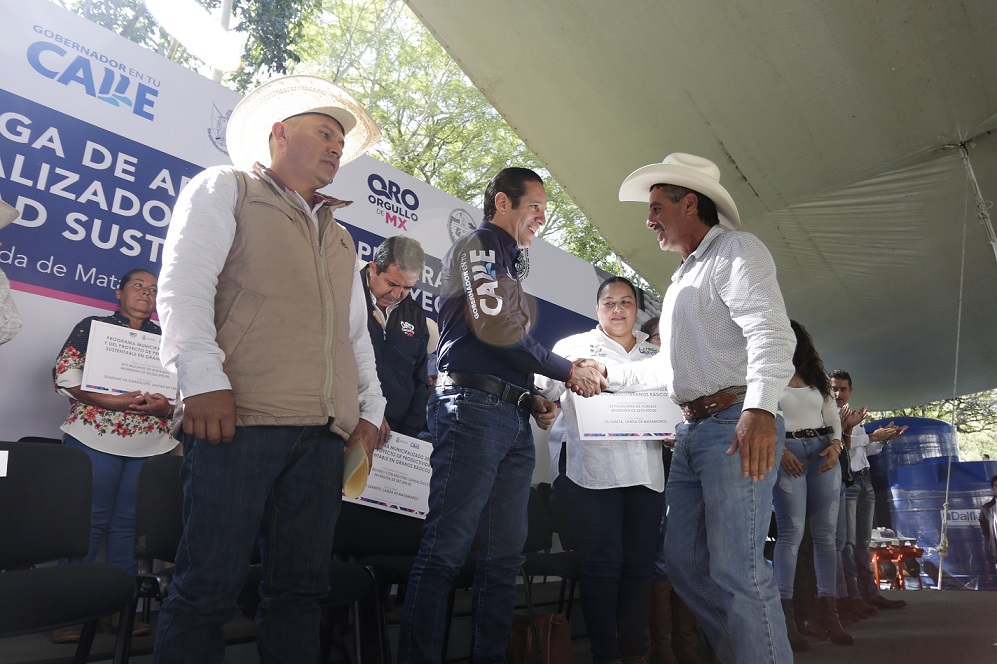 El Gobernador Francisco Domínguez entrega apoyos por 14 mdp a productores agropecuarios de Municipios Serranos.
