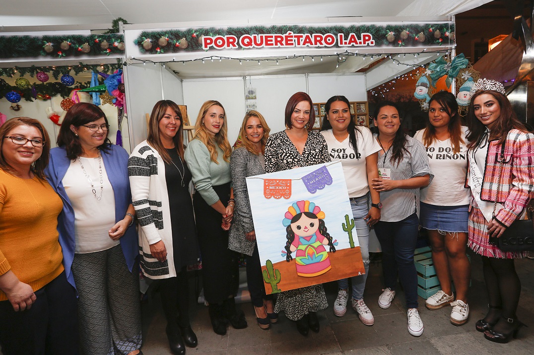 Karina Castro y Paulina Aguado inauguran el Bazar Navideño del DIF 2019.