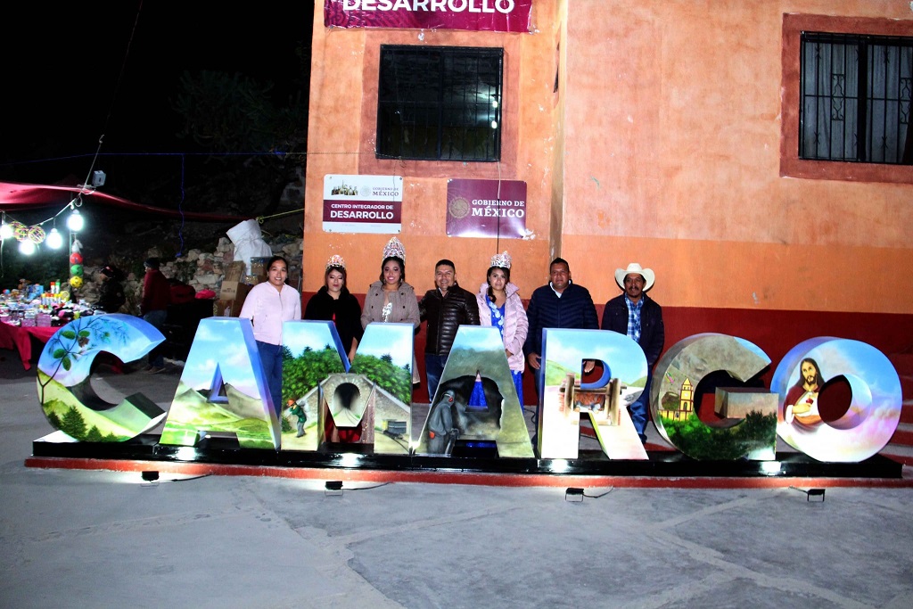 El Alcalde de Peñamiller Juan Carlos Linares devela letras gigantes en Camargo.