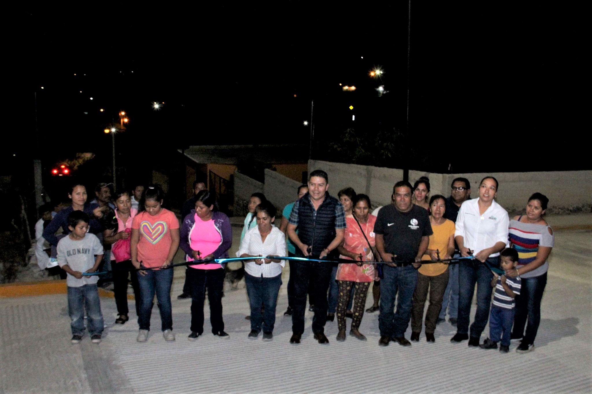 El Alcalde de Peñamiller Juan Carlos Linares, entrego obras de urbanización en la Colonia Villa de Guadalupe.