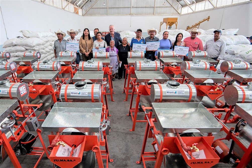 Enrique Vega Carriles entrega apoyos a productores agrícolas de El Marqués.