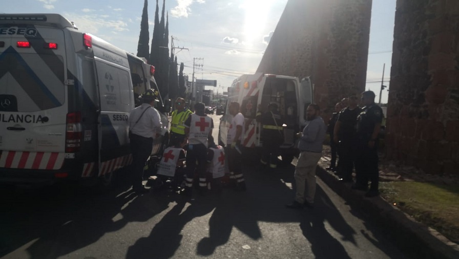 Un joven se suicida al aventarse de los Arcos de Querétaro. Foto: Twitter.