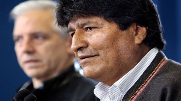 Tras violentas protestas y su cuestionada victoria, Evo Morales renuncia a la Presidencia de Bolivia.