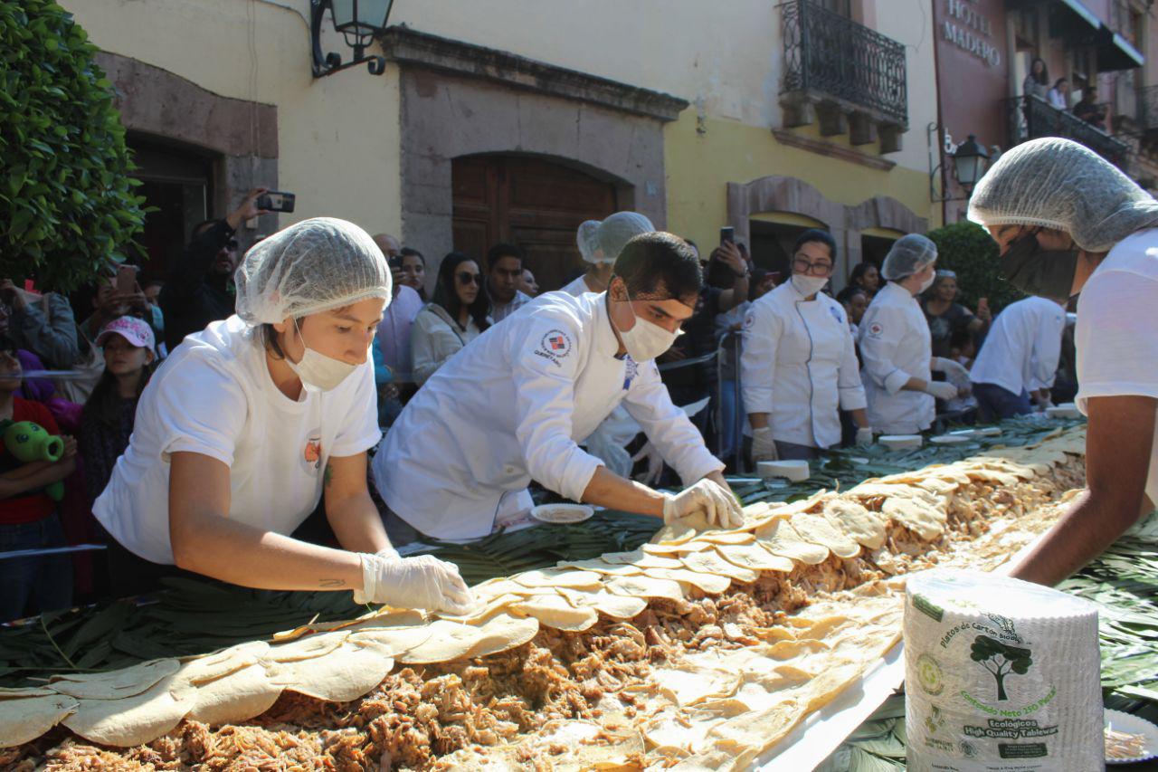 Querétaro prepara el taco de carnitas más grande del mundo; rompe recórd Guinness.