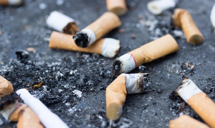 Corregidora prepara sanciones para quien tire colillas de cigarro en lugares no asignados.