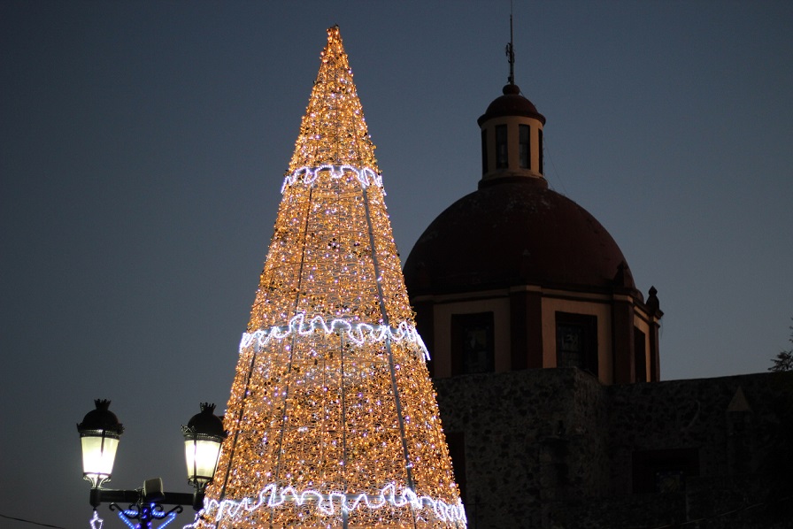 Invitan al encendido del árbol navideño en Corregidora.