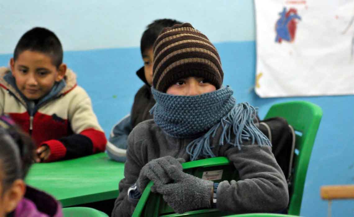 Por temporada de frío, recorrerán media hora el horario en escuelas públicas de Querétaro. Foto: Internet,