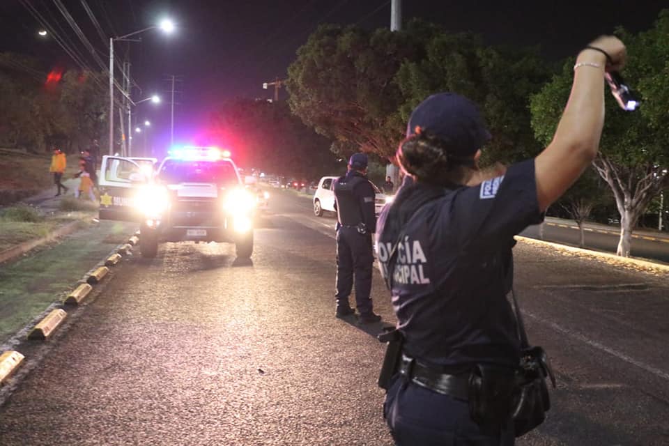 Policías le disparan a hombre armado en Bernardo Quintana en la Capital de Querétaro.