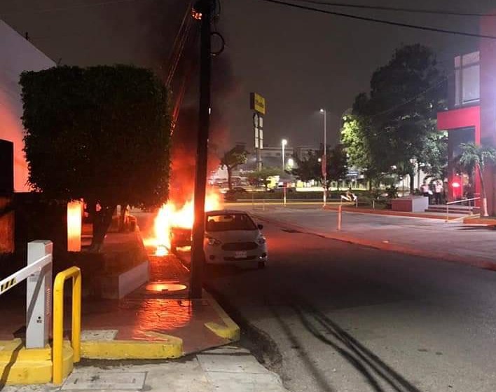 Grupo delictivo amenaza a Villahermosa; quema autos, busca liberar a líder. Foto: Twitter.
