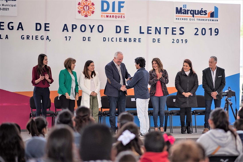 114 estudiantes reciben lentes del DIF Municipal de El Marqués.