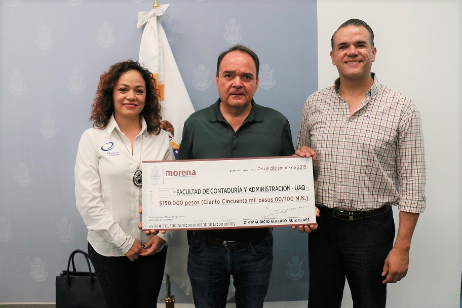 Diputado Local de Morena en Querétaro dona su aguinaldo a estudiantes de la UAQ.