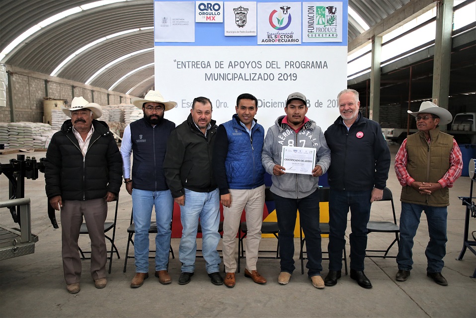 Entregan apoyos a productores agropecuarios de Pedro Escobedo.