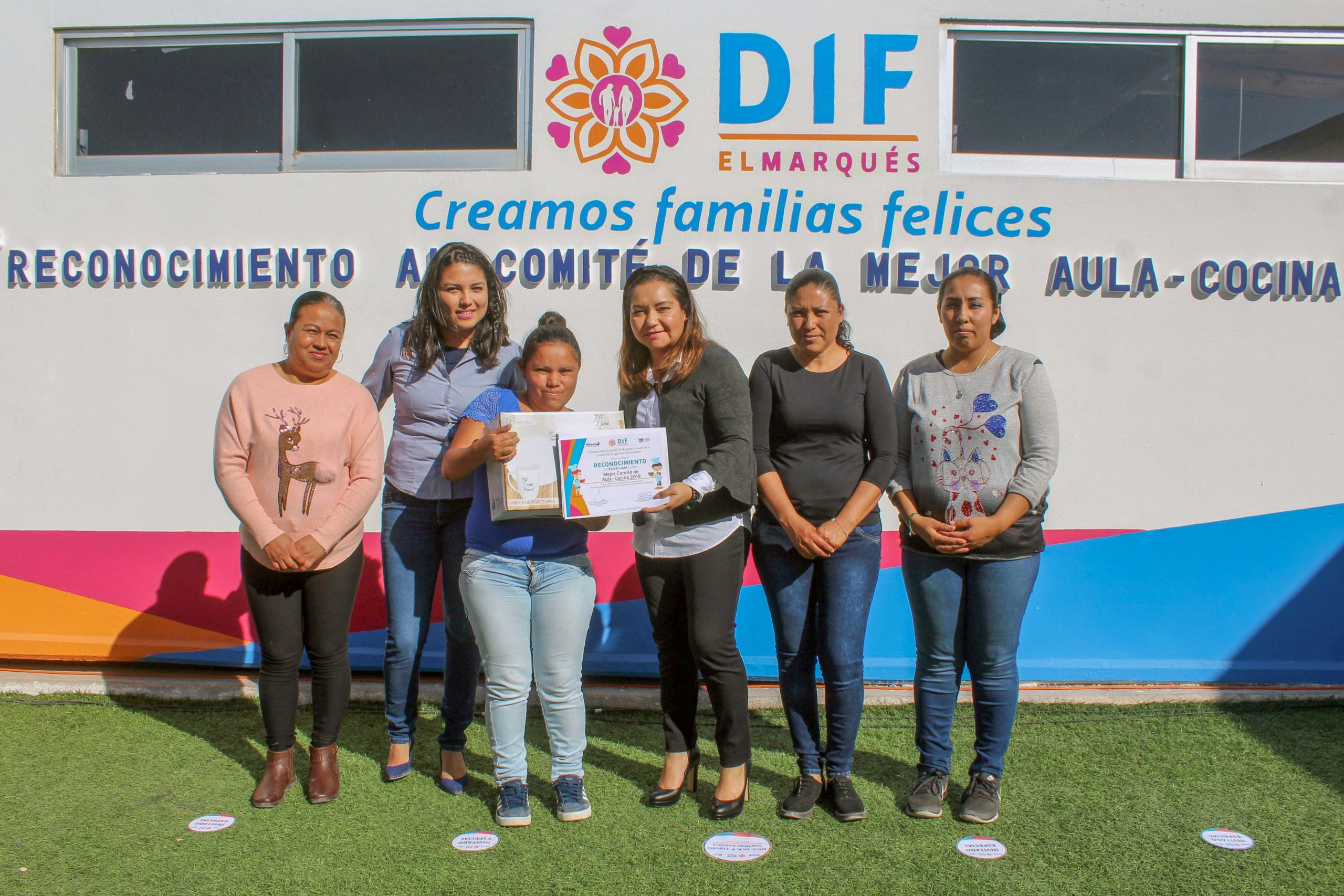 El DIF de El Marqués reconocen a comités de aulas-cocina.