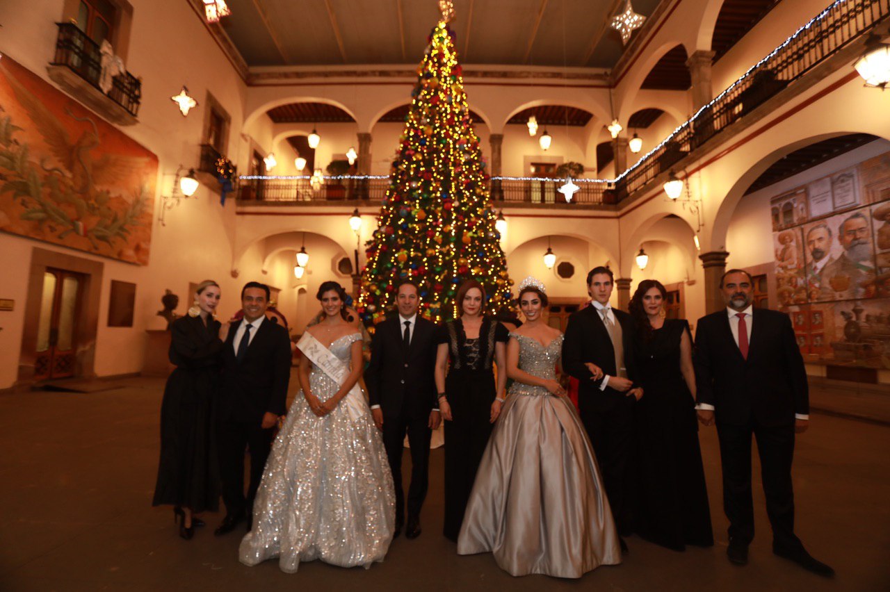 El Alcalde Luis Nava, y el Gobernador del Estado, Francisco Domínguez Servién, junto con sus respectivas esposas, coronaron a Camila I, la Reina de las fiestas de la navidad 2019.