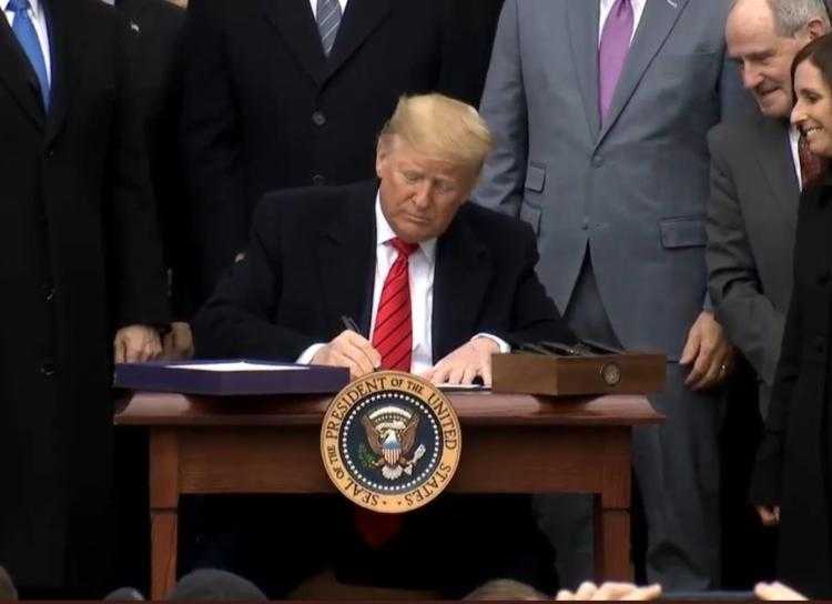 El Presidente de EU Donald Trump, firma la ratificación del T-MEC.