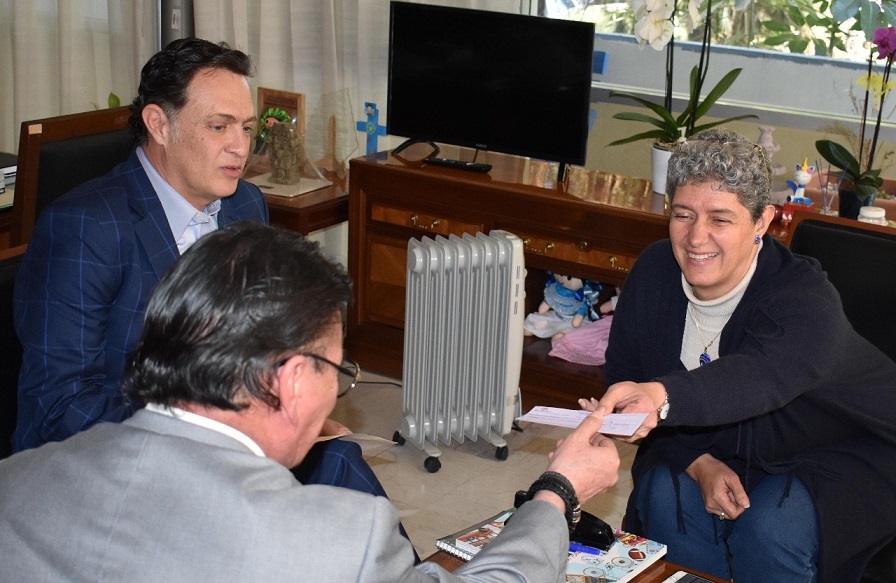 El Senador Mauricio Kuri hace donativo a la UAQ para recuperar biblioteca.