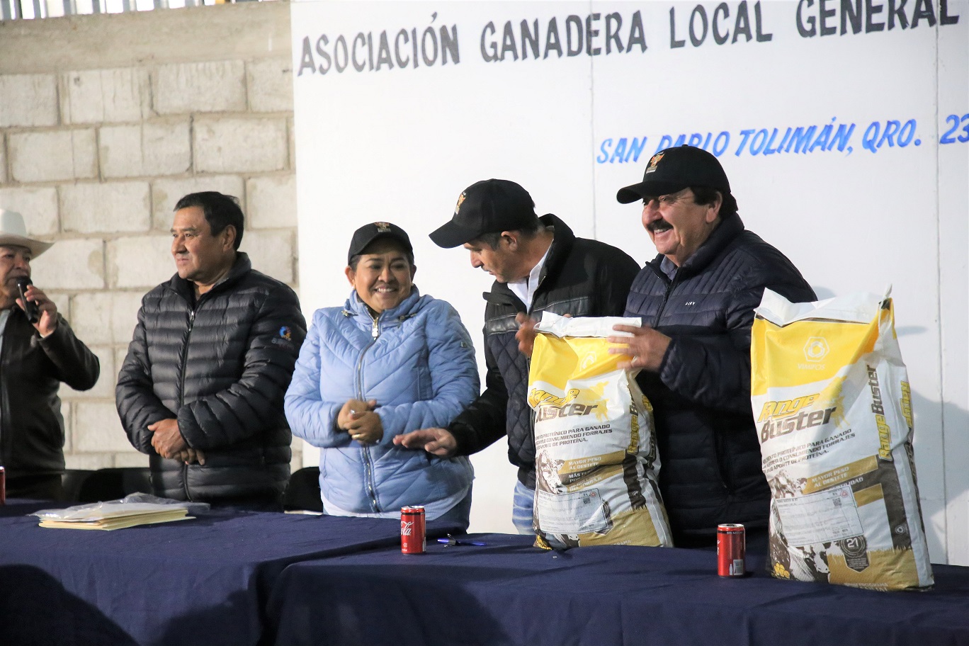 Entregan suplemento alimenticio a ganaderos de Tolimán