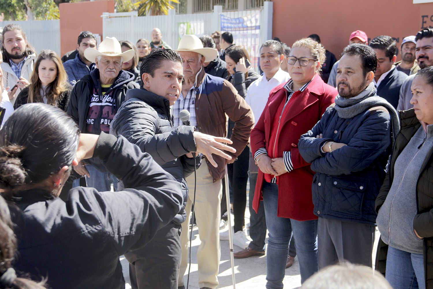 Roberto Sosa anuncia obras en la comunidad de Bravo.