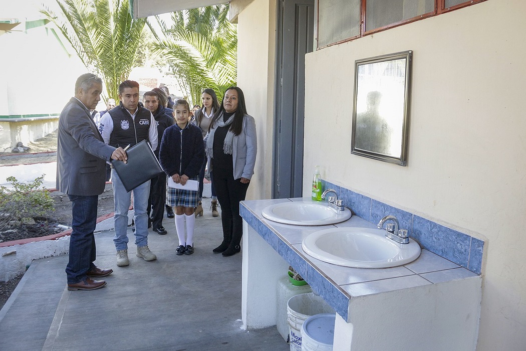 El Alcalde Roberto Sosa, supervisó la rehabilitación de baños en la Escuela Primaria "Joaquín Herrera" de la localidad de La Cueva.