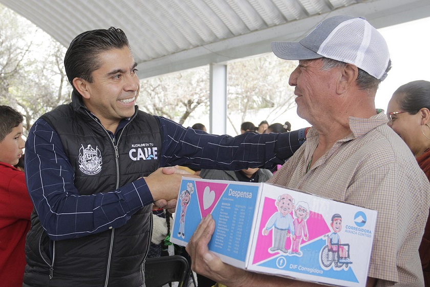 Roberto Sosa entrega apoyos alimentarios en Corregidora.