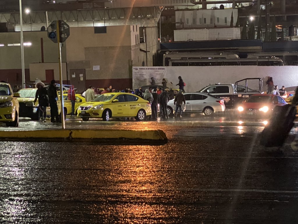 20 mil firman la petición" "No queremos taxis amarillos en Querétaro". Foto: Twitter.