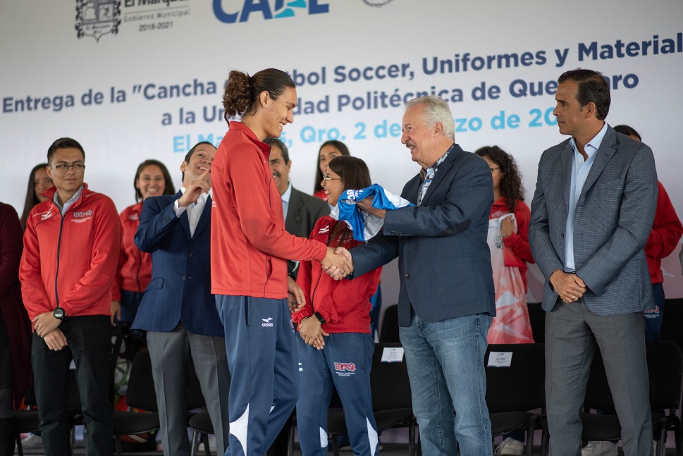 El Gobernador Pancho Domínguez y el Alcalde Enrique Vega entregan cancha de futbol a la UPQ.