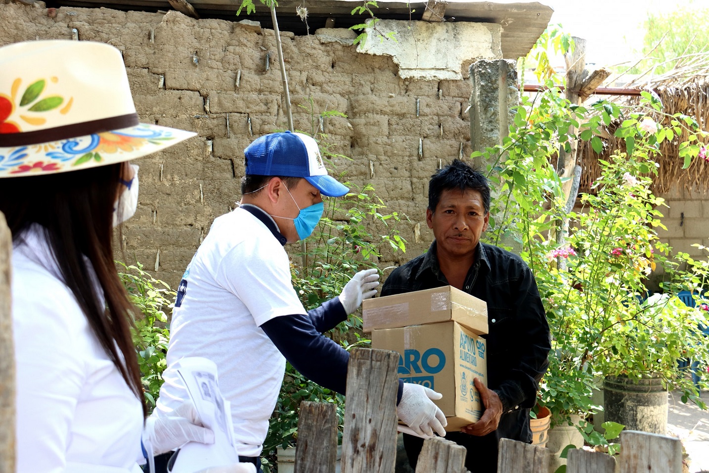 El Alcalde de Peñamiller entrega apoyos alimentarios en Peña Blanca.