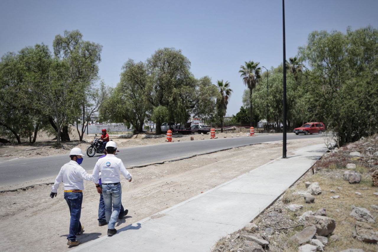 Roberto Sosa supervisa obra para dignificar avenida principal en Pirámides.