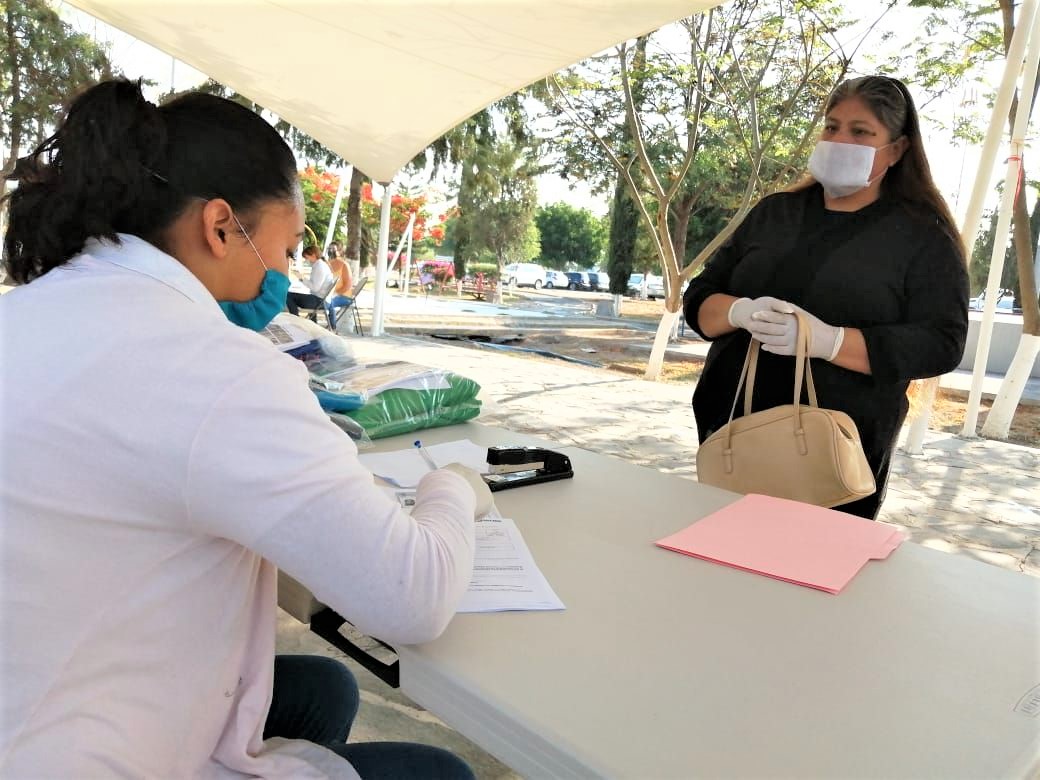 Corregidora pagará mil pesos a 250 mujeres para elaborar cubrebocas.