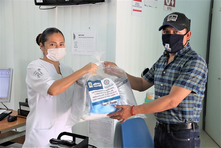 Juan Carlos Linares entrega paquetes de Seguridad Médica en Centros de Salud.