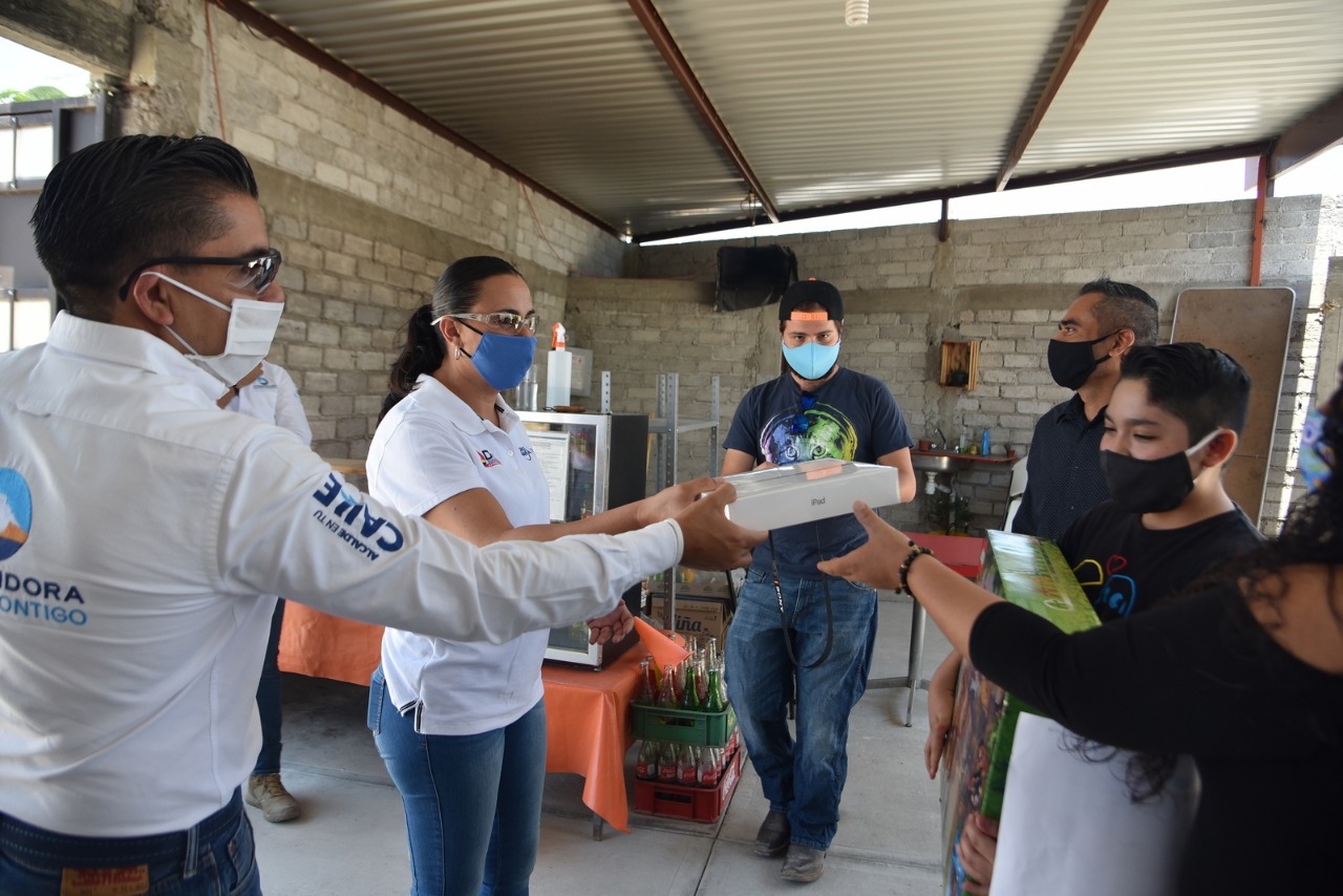 Karina Antuñano y el Alcalde Roberto Sosa premian a ganadores del concurso "Dibuja Corregidora".