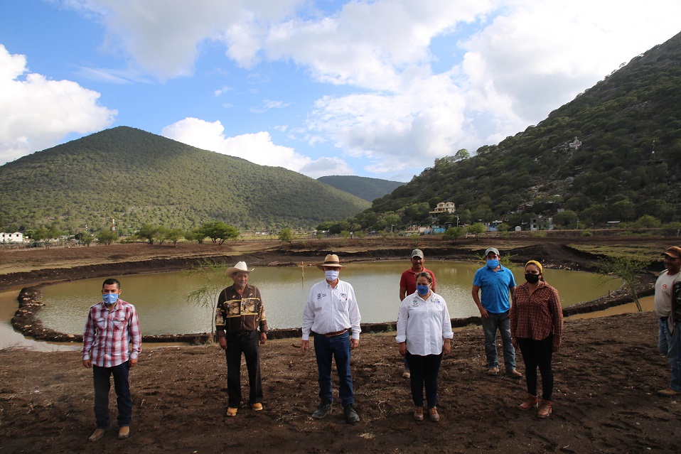 Desazolve de bordos beneficiará a más de 2 mil ganaderos de la Sierra Gorda.