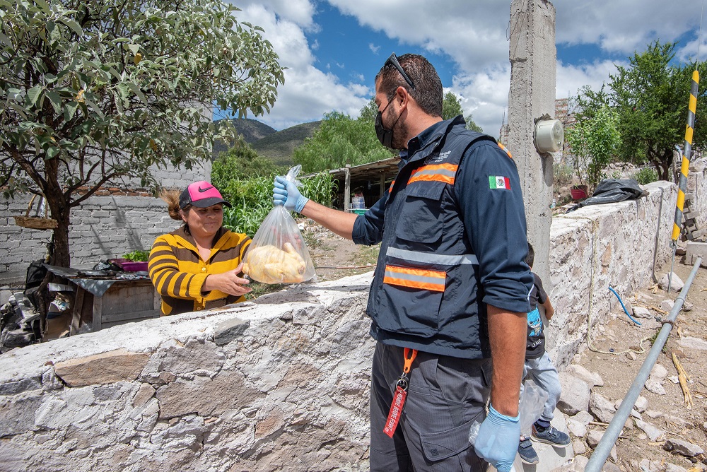 Entregan pollos a familias marquesinas afectadas por COVID-19.