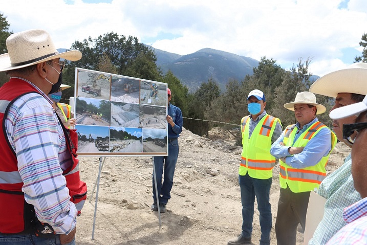 Juan Carlos Linares y el Director del Centro SCT realizan recorrido para supervisar obras.