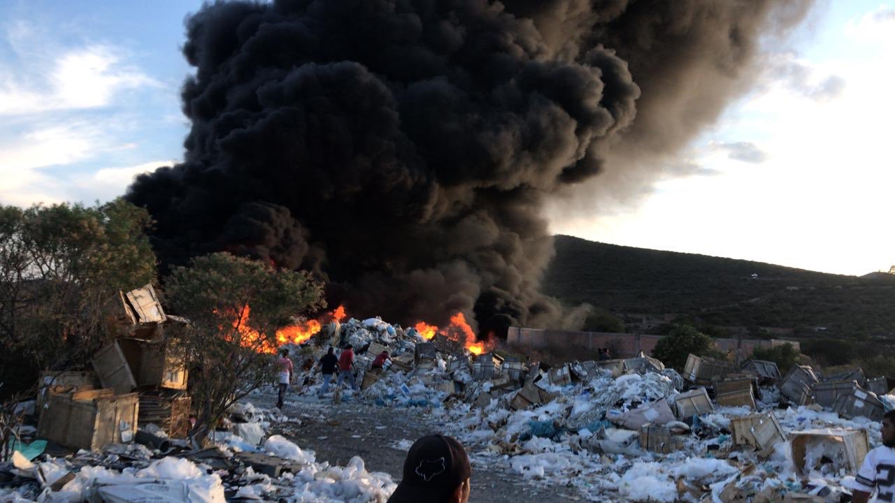 Se quema bodega de reciclaje en Querétaro Capital.