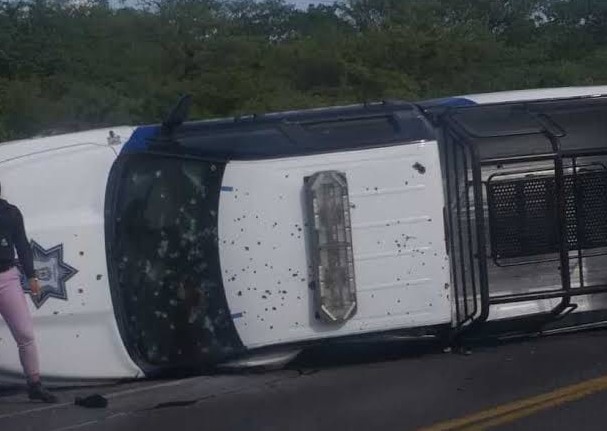 Comando armado mata a 5 policías estatales en Apaseo el Alto.