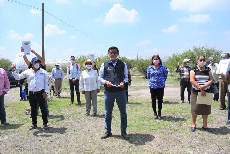 Amarildo Bárcenas entrega escrituras a 30 familias de la Colonia Las Rosas.