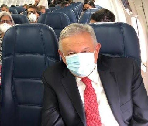 ¡ Por fin! AMLO ese pone el cubrebocas viajar a EU. Foto: Internet.