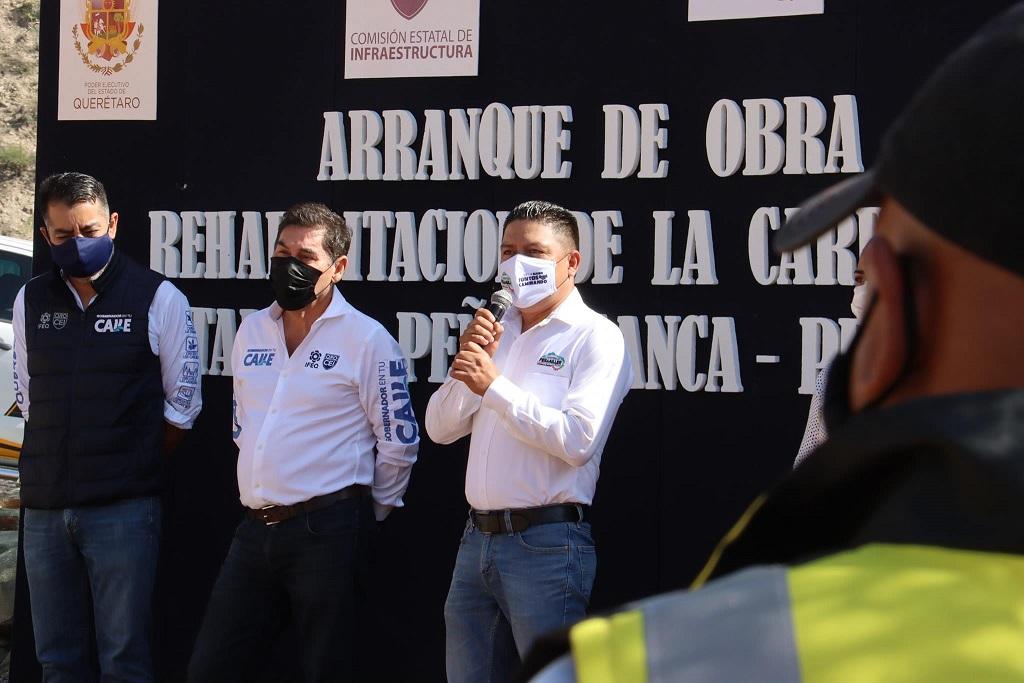 El Coordinador General de la CEI, Fernando González Salinas y el presidente municipal de Peñamiller, Juan Carlos Linares Aguilar, dieron banderazo de salida a la maquinaria.