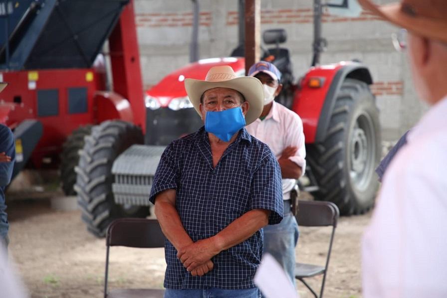 El Titular de la SEDEA Carlos Dobler Mehner, entregó maquinaria agrícola a productores de frijol en Ezequiel Montes.