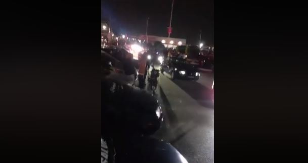 Amantes de los coches arreglados desafían a COVID-19 y realizan evento en Querétaro.