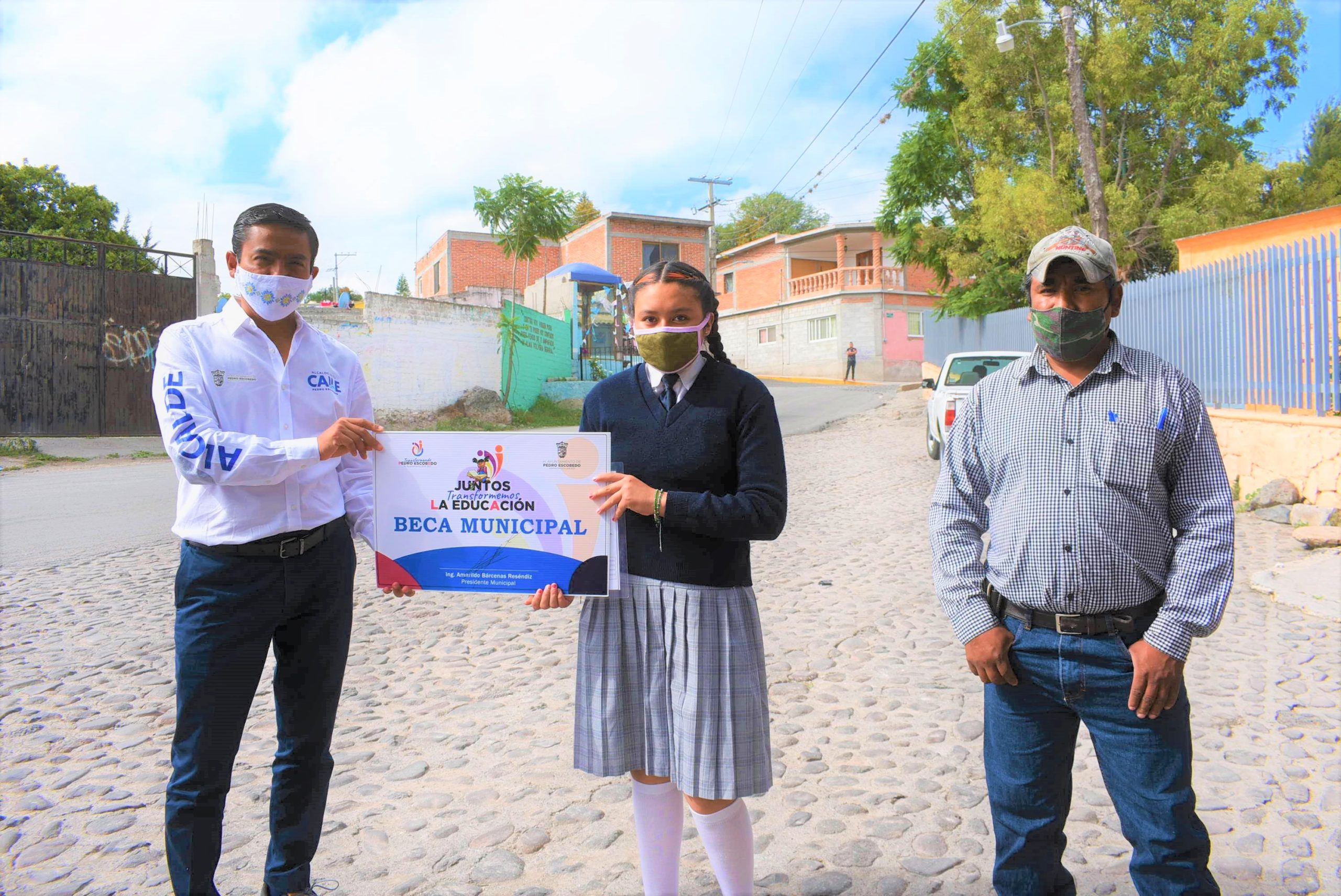 Amarildo Bárcenas entrega becas municipales en 5 comunidades de Pedro Escobedo.