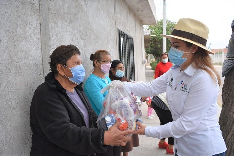 El DIF de Pedro Escobedo entrega paquetes alimentarios a adultos mayores