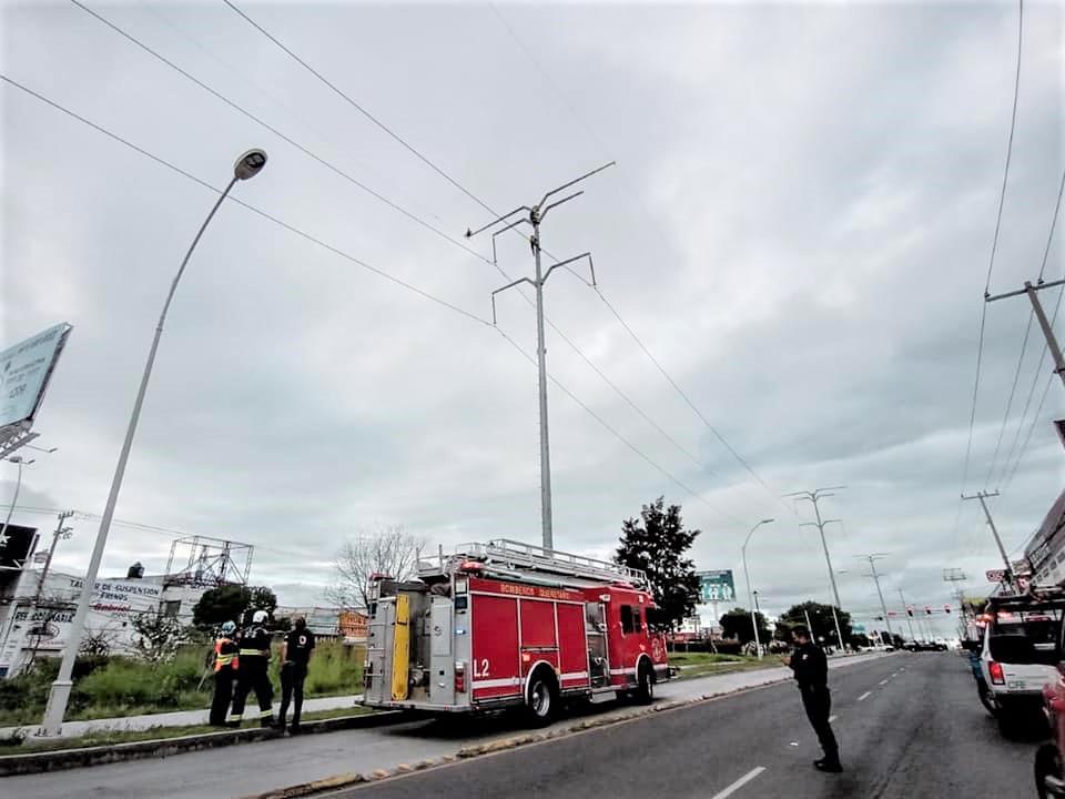 Hombre amenaza con lanzarse desde una torre de energía eléctrica en Querétaro