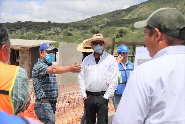 Juan Carlos Linares y el Vocal de la CEA supervisan equipamiento del pozo de Agua Fría.