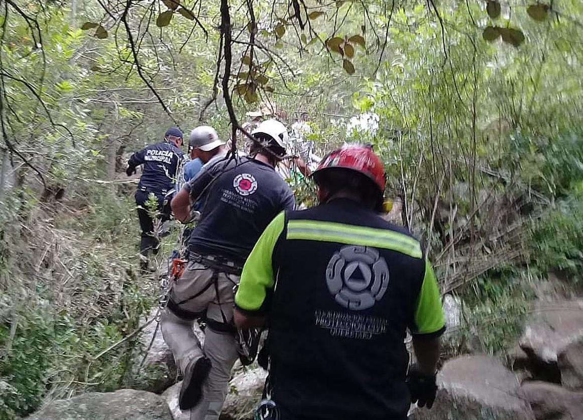 Muere persona cuya camioneta fue arrastrada por una corriente de agua en Huimilpan.