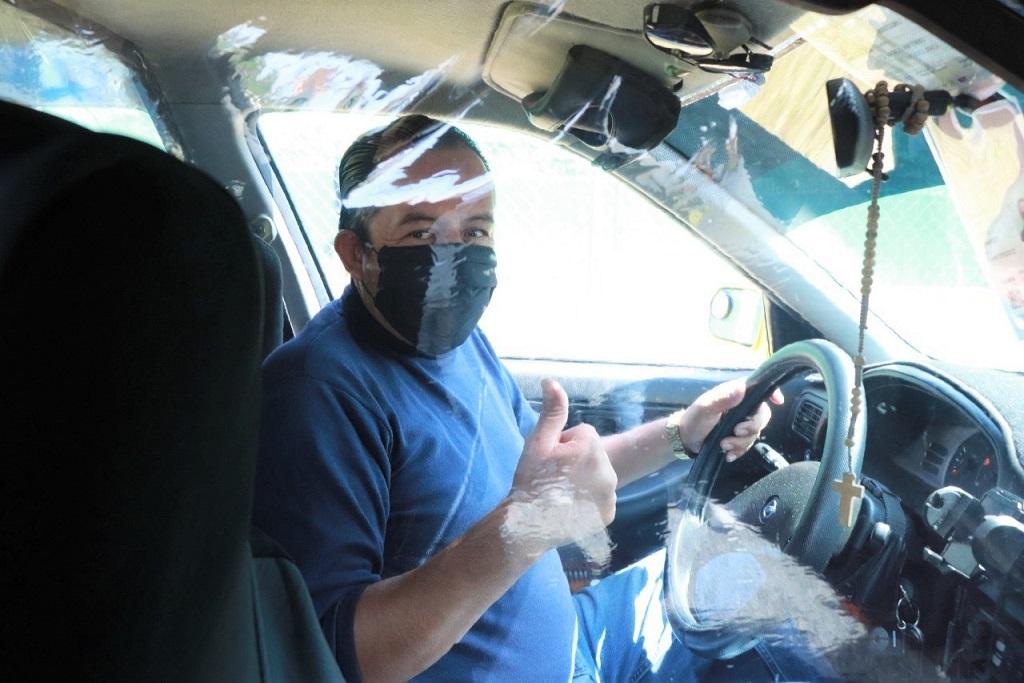 Por COVID, instalan en 6,190 taxis de Querétaro mamparas de protección sanitaria.